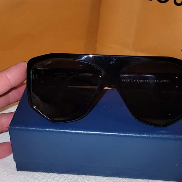 Louis Vuitton sunglasses - Picture 5 of 5
